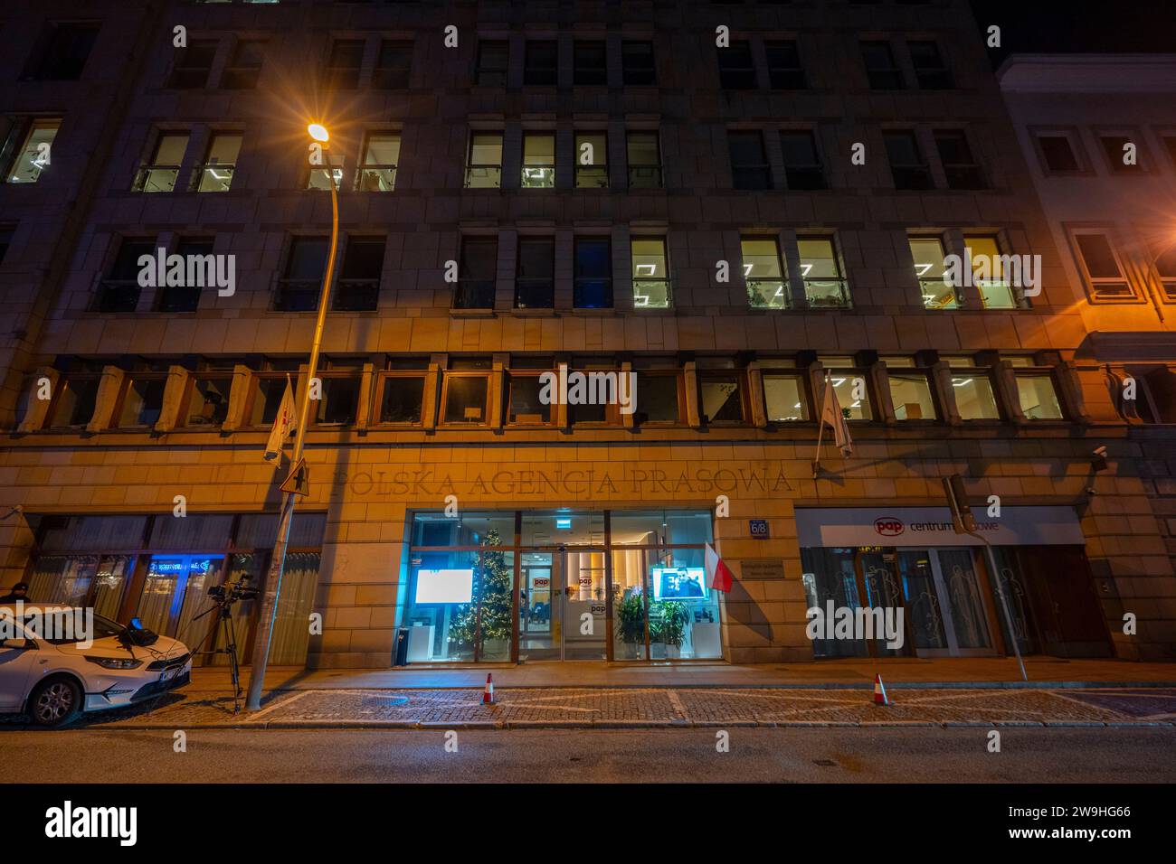 Varsavia, Polonia. 27 dicembre 2023. L'ufficio del pap dell'agenzia stampa polacca si trova nel centro di Varsavia, in Polonia, il 27 dicembre 2023. L'agenzia stampa pubblica è stata occupata da una dozzina di parlamentari dell'opposizione dopo che il governo appena eletto la scorsa settimana ha licenziato la precedente dirigenza. Le istituzioni pubbliche dei media in precedenza erano state trasformate in ciò che i critici dicono siano i portavoce del governo. I membri del precedente partito di diritto e giustizia (PiS) affermano che il discarico della direzione è illegale. (Foto di Jaap Arriens/Sipa USA) credito: SIPA USA/Alamy Live News Foto Stock