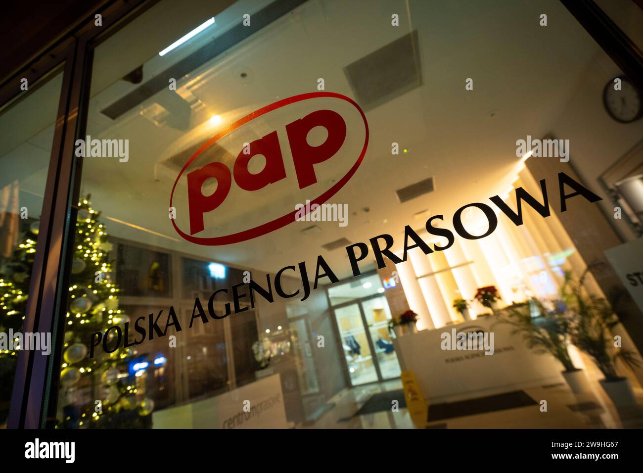 Varsavia, Polonia. 27 dicembre 2023. L'ufficio del pap dell'agenzia stampa polacca si trova nel centro di Varsavia, in Polonia, il 27 dicembre 2023. L'agenzia stampa pubblica è stata occupata da una dozzina di parlamentari dell'opposizione dopo che il governo appena eletto la scorsa settimana ha licenziato la precedente dirigenza. Le istituzioni pubbliche dei media in precedenza erano state trasformate in ciò che i critici dicono siano i portavoce del governo. I membri del precedente partito di diritto e giustizia (PiS) affermano che il discarico della direzione è illegale. (Foto di Jaap Arriens/Sipa USA) credito: SIPA USA/Alamy Live News Foto Stock