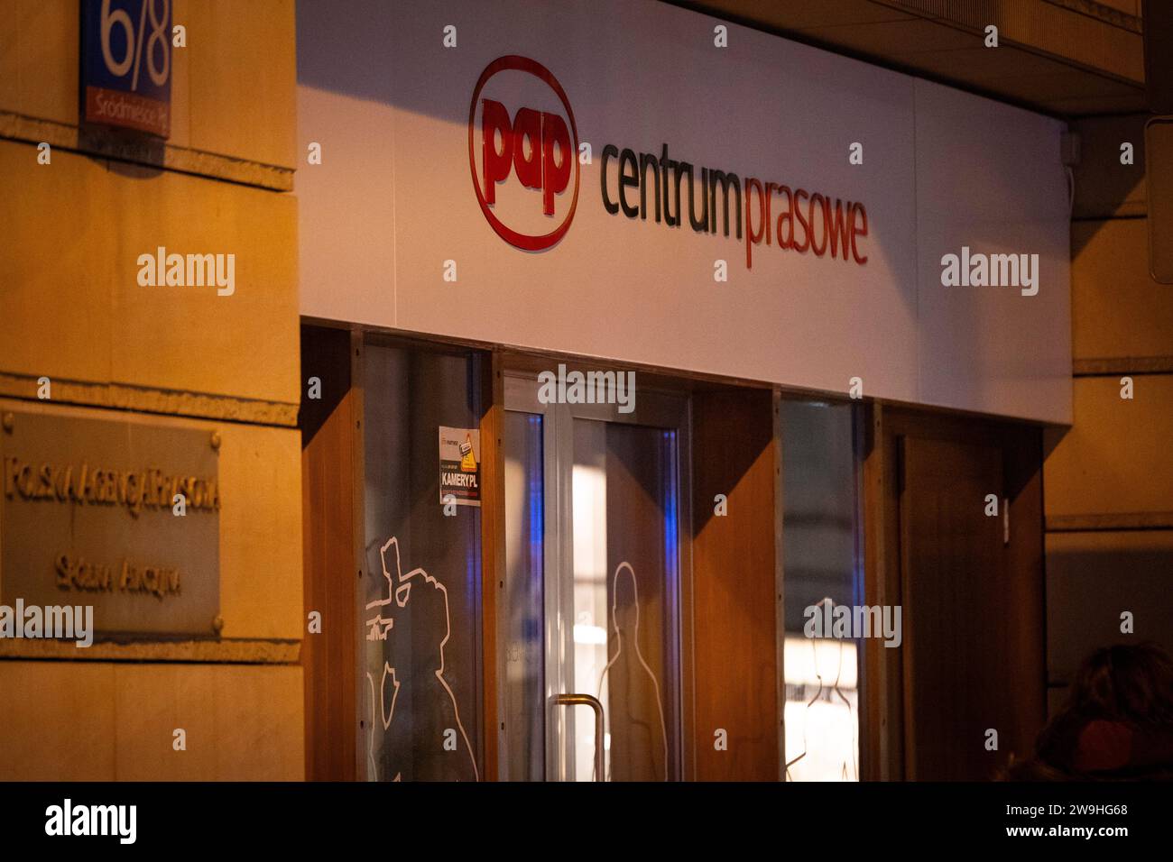Varsavia, Polonia. 27 dicembre 2023. L'ufficio del pap dell'agenzia stampa polacca si trova nel centro di Varsavia, in Polonia, il 27 dicembre 2023. L'agenzia stampa pubblica è stata occupata da una dozzina di parlamentari dell'opposizione dopo che il governo appena eletto la scorsa settimana ha licenziato la precedente dirigenza. Le istituzioni pubbliche dei media in precedenza erano state trasformate in ciò che i critici dicono siano i portavoce del governo. I membri del precedente partito di diritto e giustizia (PiS) affermano che il discarico della direzione è illegale. (Foto di Jaap Arriens/Sipa USA) credito: SIPA USA/Alamy Live News Foto Stock