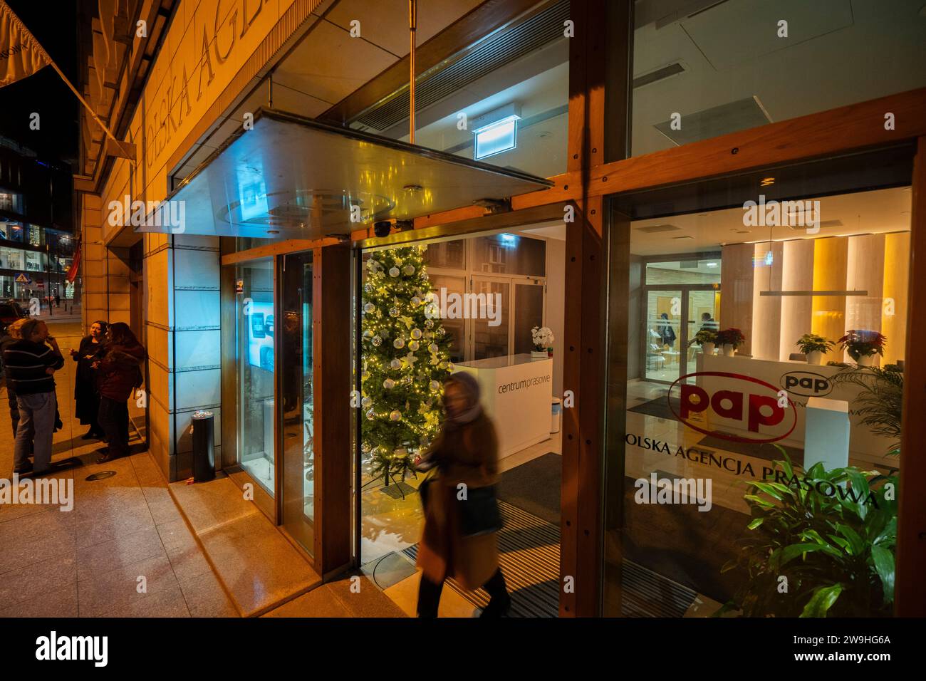Varsavia, Polonia. 27 dicembre 2023. L'ufficio del pap dell'agenzia stampa polacca si trova nel centro di Varsavia, in Polonia, il 27 dicembre 2023. L'agenzia stampa pubblica è stata occupata da una dozzina di parlamentari dell'opposizione dopo che il governo appena eletto la scorsa settimana ha licenziato la precedente dirigenza. Le istituzioni pubbliche dei media in precedenza erano state trasformate in ciò che i critici dicono siano i portavoce del governo. I membri del precedente partito di diritto e giustizia (PiS) affermano che il discarico della direzione è illegale. (Foto di Jaap Arriens/Sipa USA) credito: SIPA USA/Alamy Live News Foto Stock
