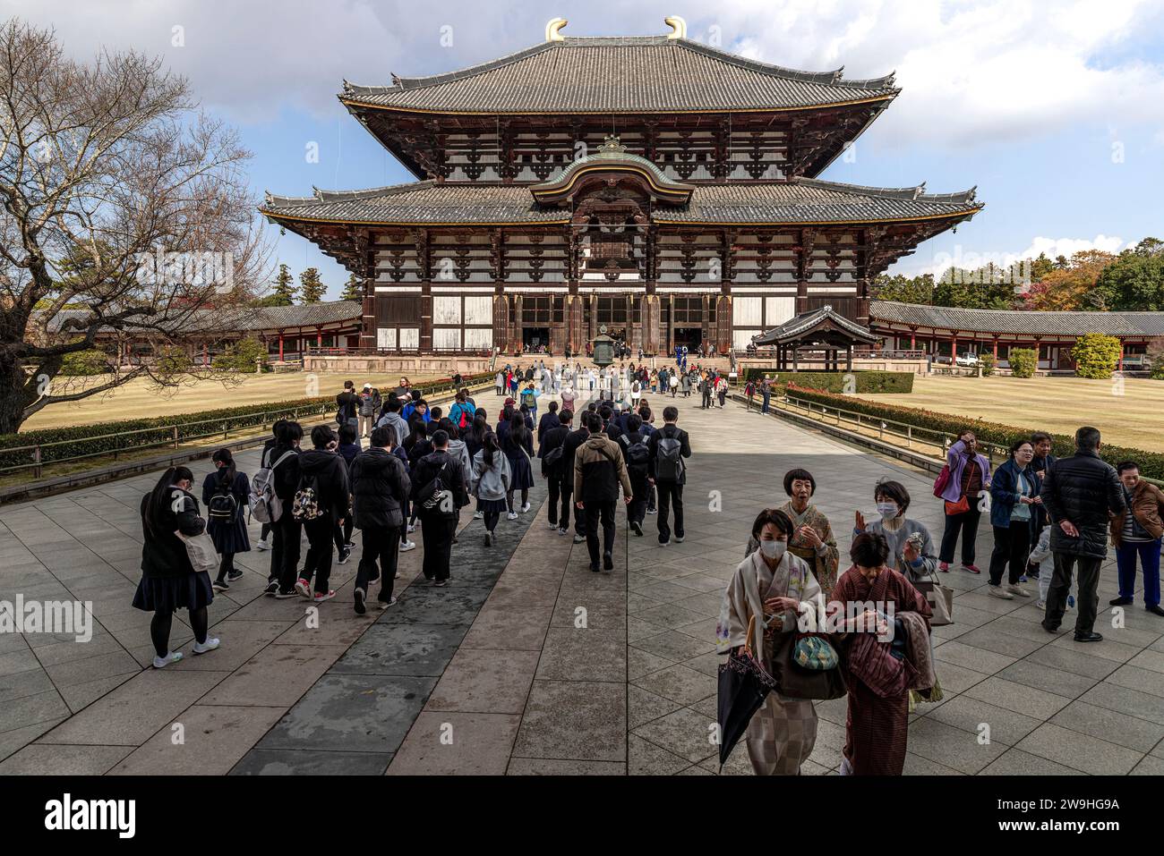 NARA/GIAPPONE - 28 novembre 2023: Folle di persone che visitano il Tempio di Todaiji Foto Stock