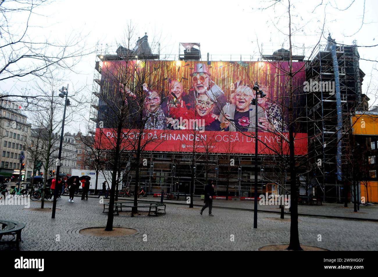 Copenaghen, Danimarca /28 dicembre 2023/Billbaord con le politiche del partito socialdemocratico danese promuovono la cura e altro anche nel nuovo anno 2024 enorme cartellone sulla piazza del municipio di copenaghen nella capitale. (Foto: Francis Joseph Dean/Dean Pictures) Foto Stock