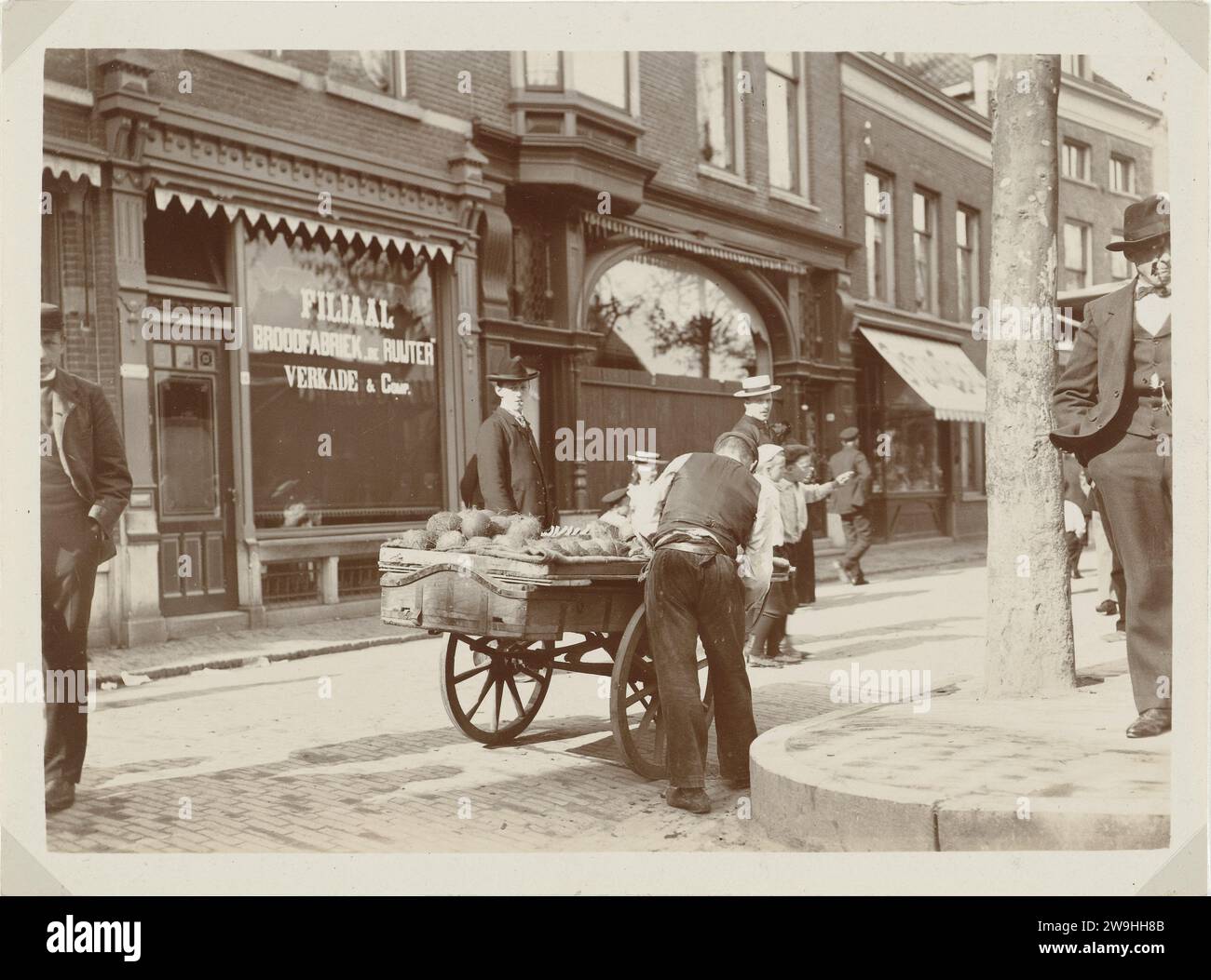 Venditore con un tumulo in una città sconosciuta, 1904 fotografa il commerciante di carta Zaandam baryta, venditore Zaandam Foto Stock