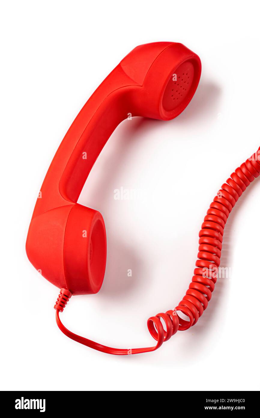 Ricevitore rosso di un telefono vintage isolato su sfondo bianco. Immagine verticale Foto Stock