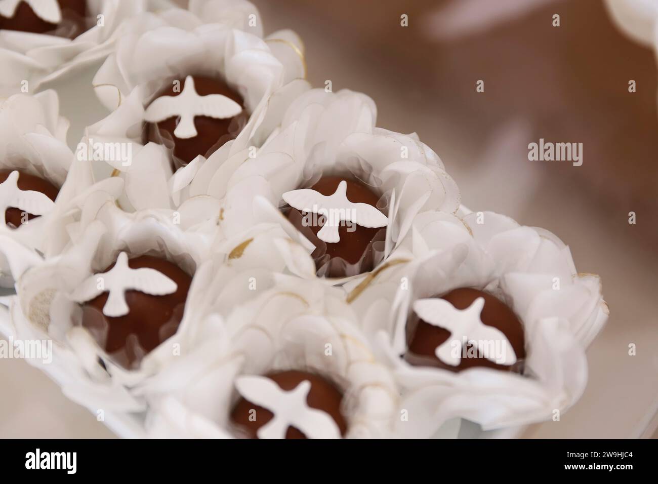 Deliziosi dolci per feste, dolci per festeggiamenti, cibo da ricevimento con dettagli di piccione che rappresentano il Divino Spirito Santo Foto Stock