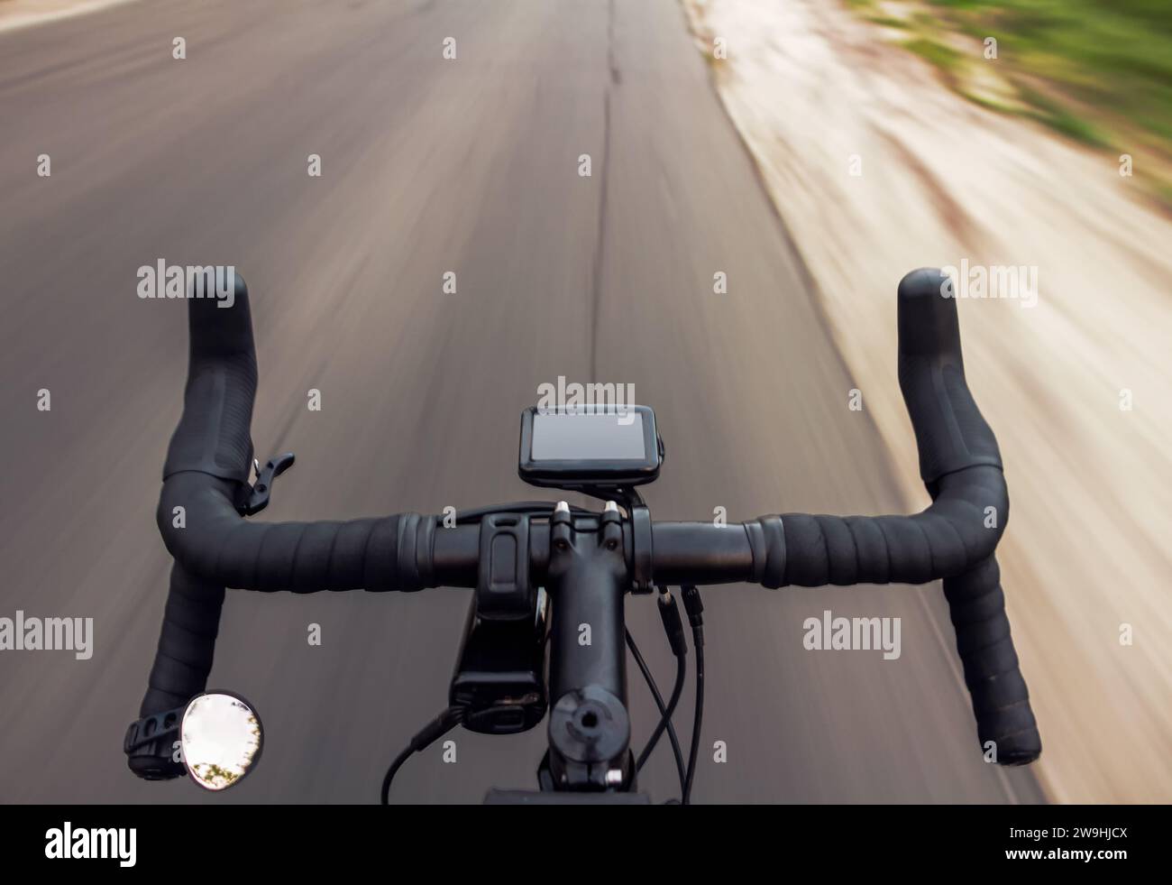 Vista dall'alto di una bicicletta in ghiaia sulla strada con sfondo sfocato. Concetto di stile di vita attivo. Foto Stock