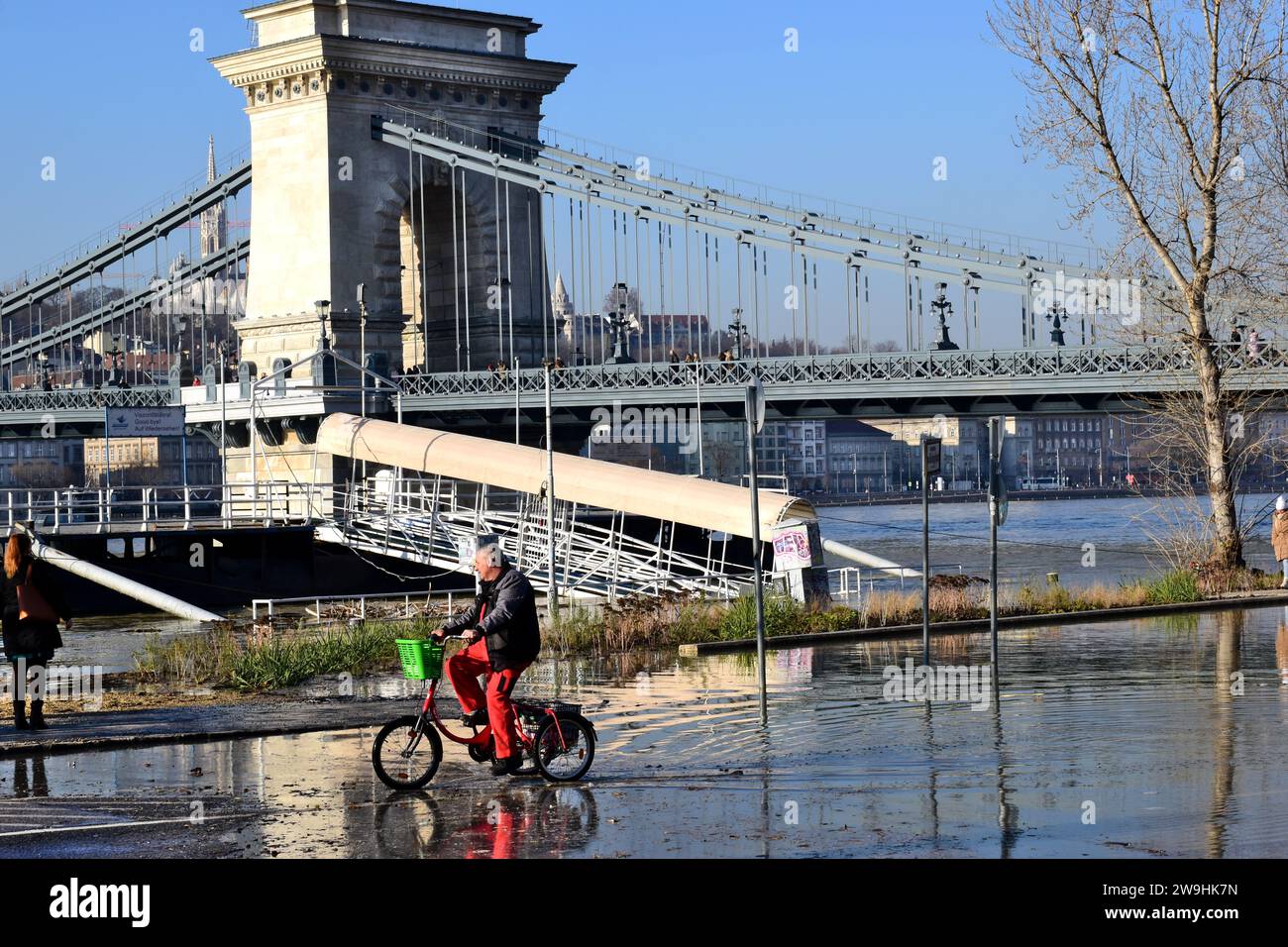 Budapest, Ungheria: Dicembre 2023. Vista del torrente Danubio. Pianura alluvionale vicino al ponte Chain. alto livello dell'acqua che raggiunge la banchina e bassa strada. Foto Stock