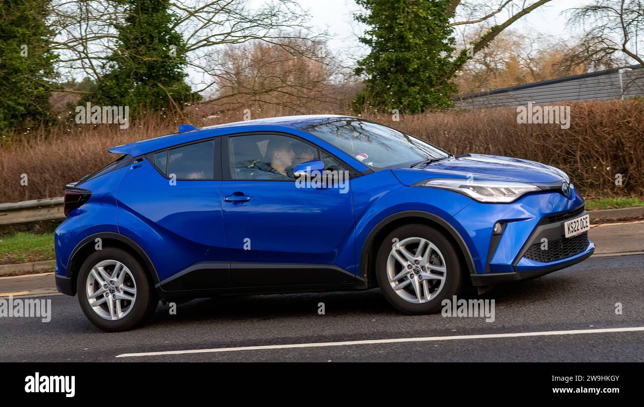 Milton Keynes, Regno Unito - 28 dicembre 2023: 2022 auto elettrica ibrida Toyota C-HR blu che guida su una strada britannica Foto Stock
