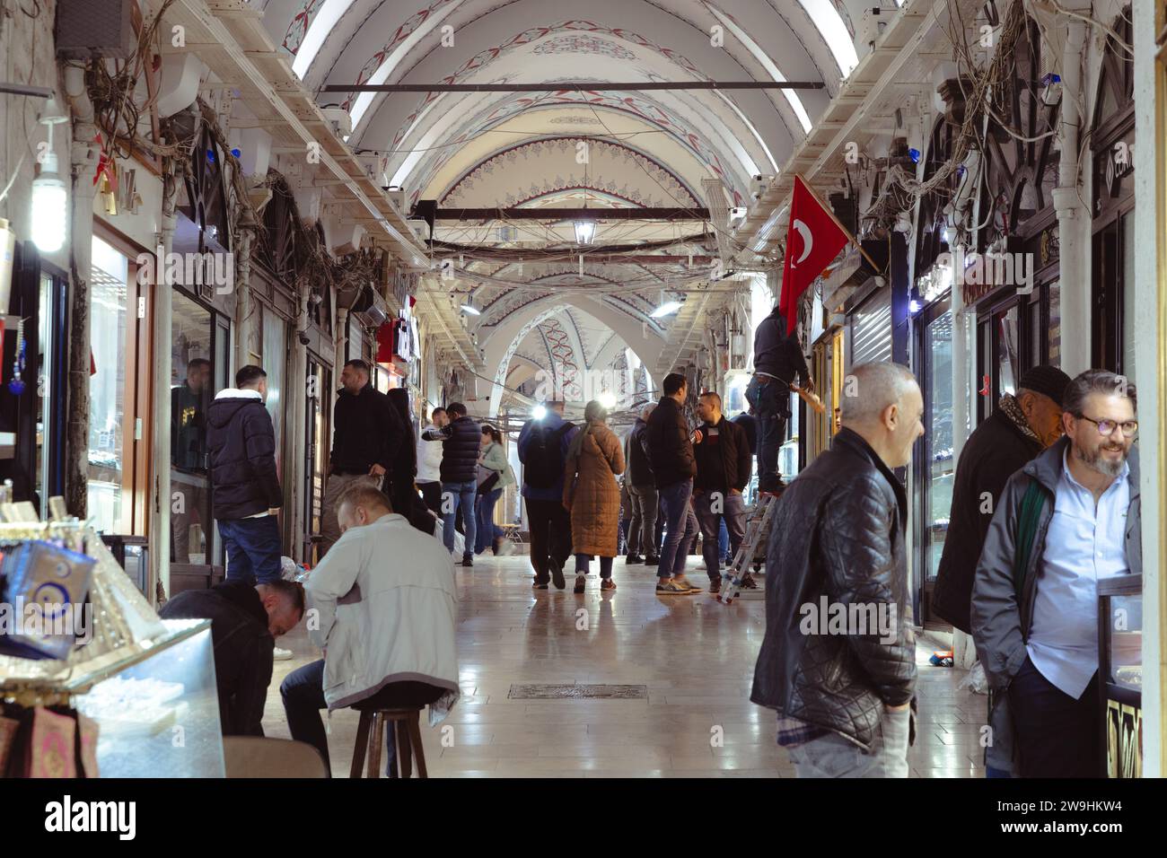 Folla nel Grand Bazar di Kapalıçarşı, uno dei mercati coperti più grandi e antichi del mondo Foto Stock