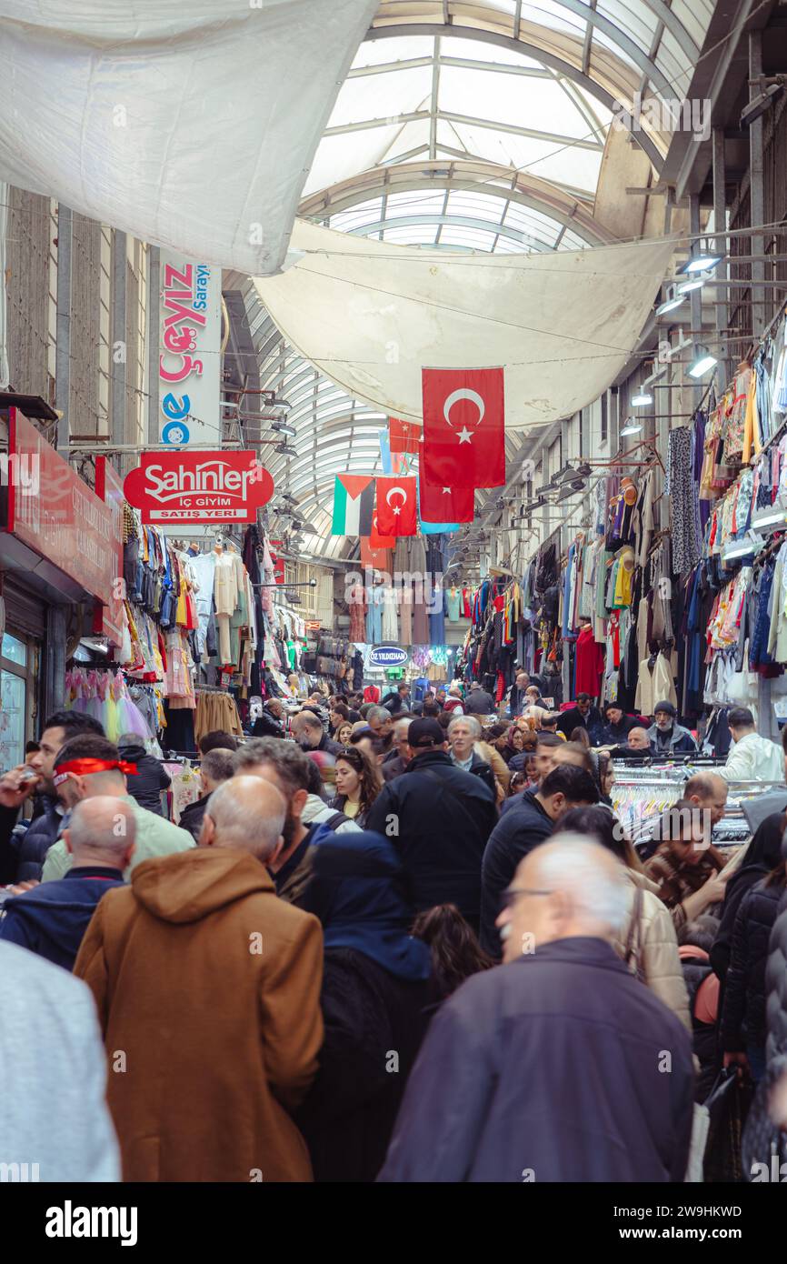 Folla nel Grand Bazar di Kapalıçarşı, uno dei mercati coperti più grandi e antichi del mondo Foto Stock