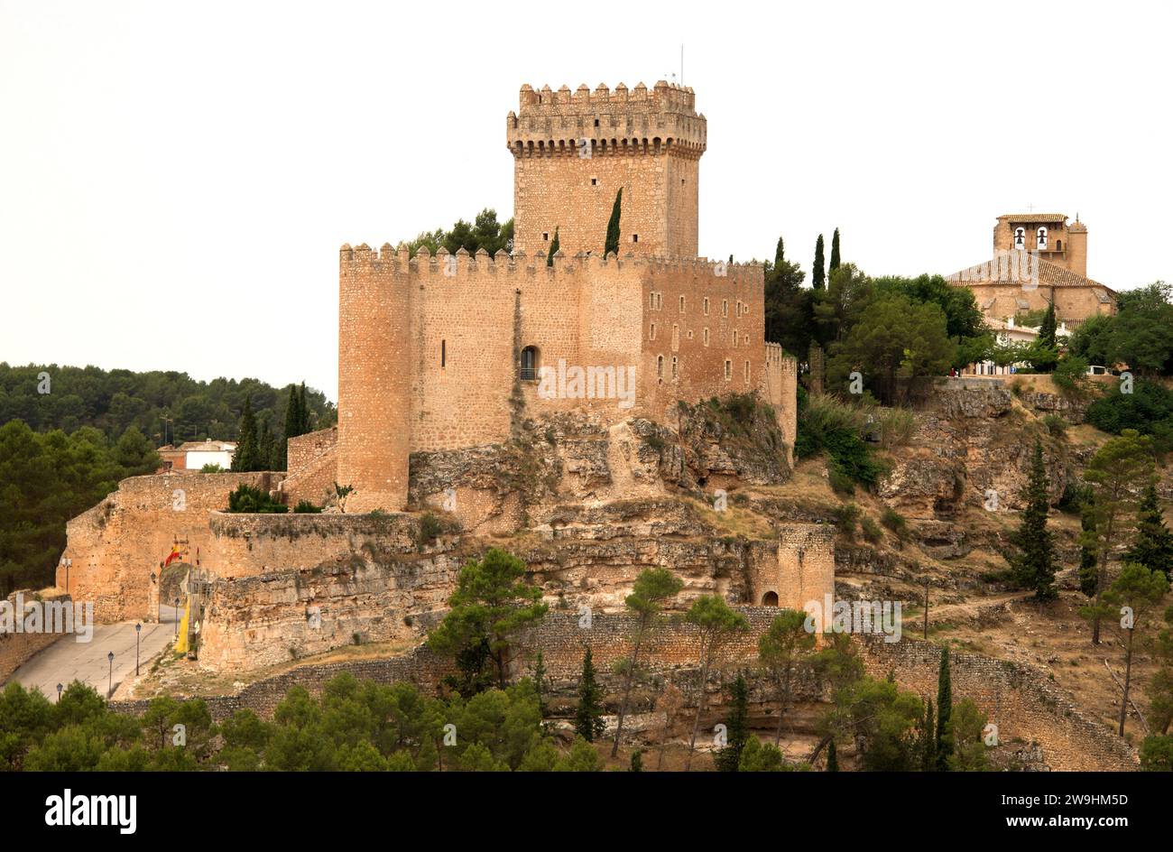 Alarcon, castello e città su un meandro del fiume Jucar. Provincia di Cuenca, Castilla-la Mancha, Spagna. Foto Stock