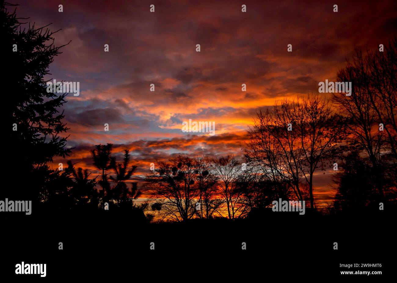 Spettacolare tramonto invernale in piccola città Foto Stock