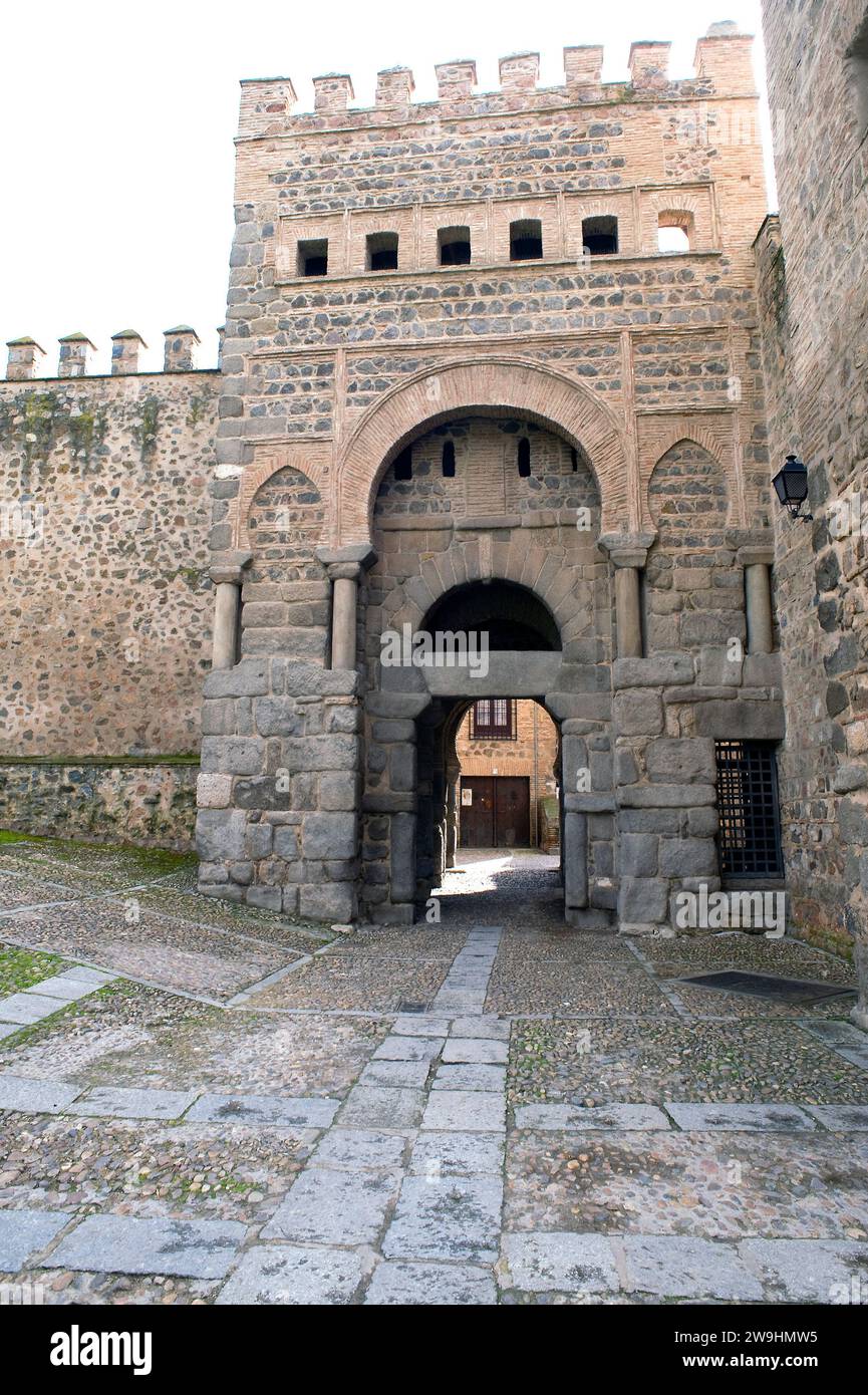 Toledo, Puerta Vieja de Bisagra, Puerta Antigua de Bisagra o Puerta de Alfonso vi in stile moresco, X secolo. Provincia di Toledo, Castilla-la Mancha, S. Foto Stock