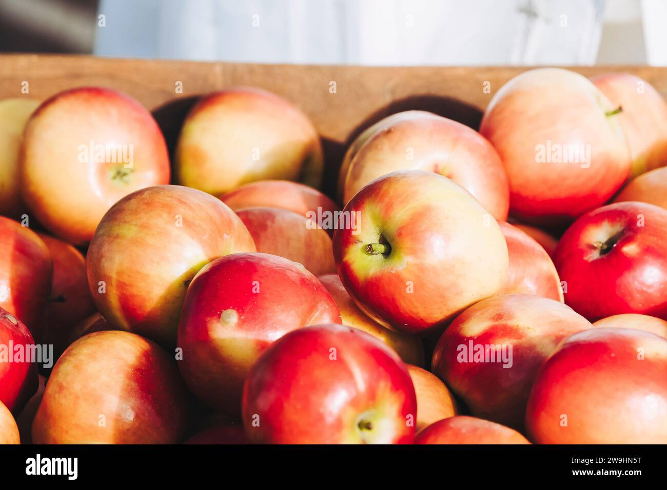 Mele in vendita in una bancarella di mercato biologico Foto Stock