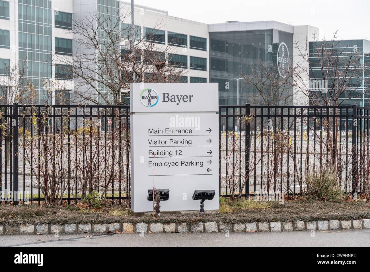 Morristown, New Jersey – 24 dicembre 2023: Insegna con il logo Bayer Corporation e edificio per uffici. Bayer è una multinazionale farmaceutica Foto Stock