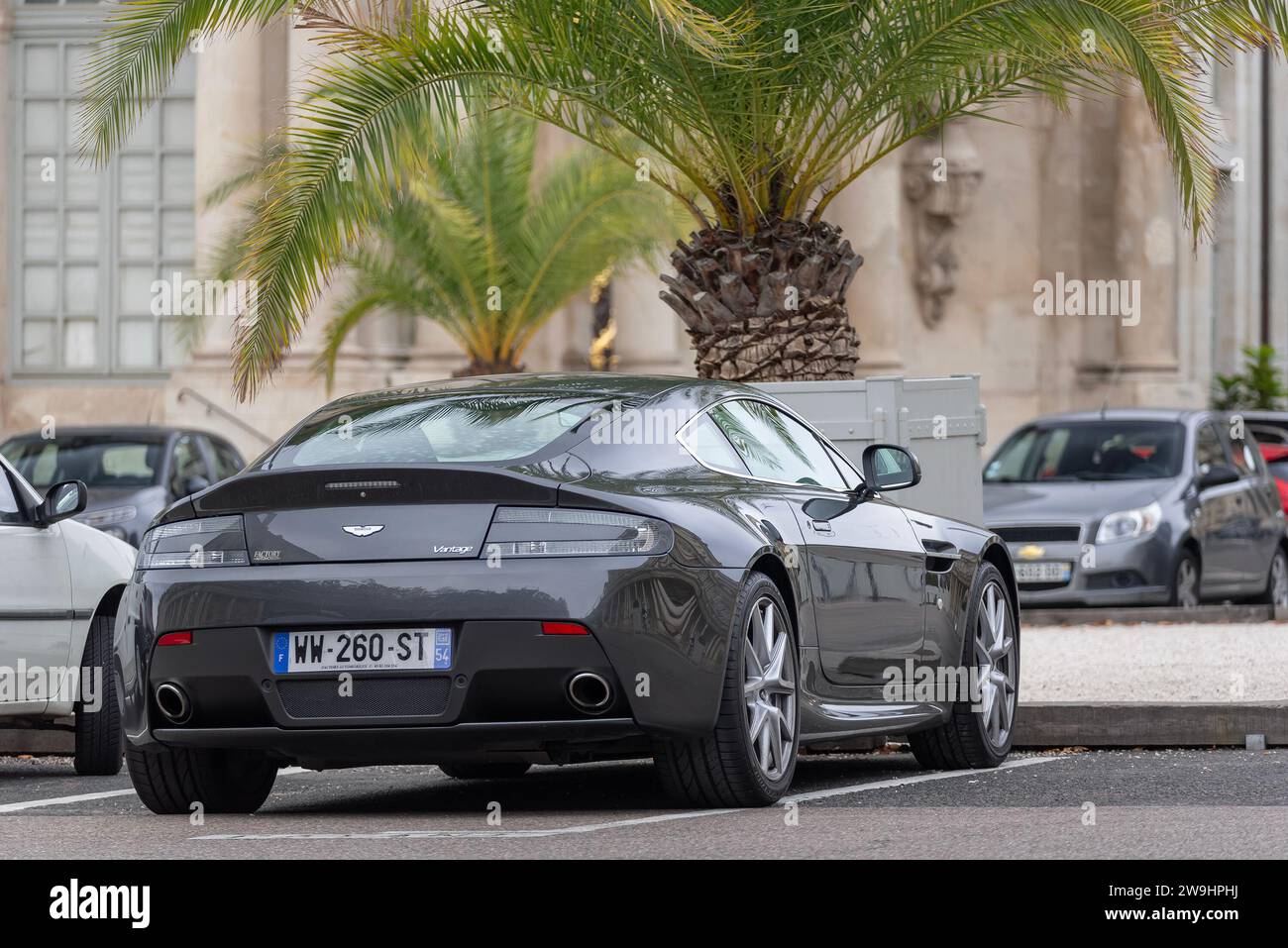 Nancy, Francia - Grey Aston Martin V8 Vantage parcheggiato in una strada. Foto Stock