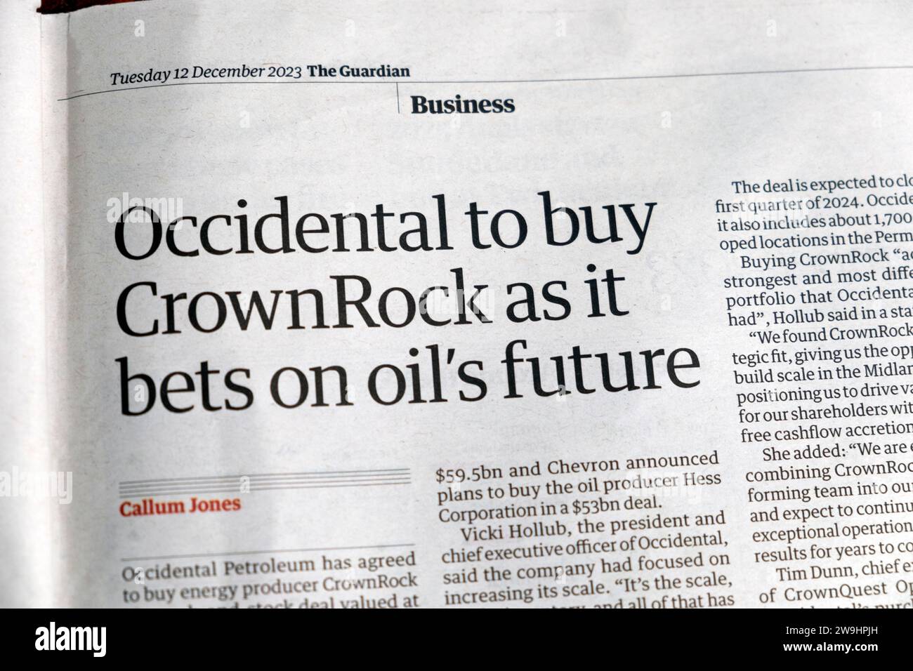 "Occidental to buy CrownRock as it Bets on oil's Future", titolo del quotidiano del Guardian Occidental Petroleum articolo 12 dicembre 2023 Londra Regno Unito Foto Stock