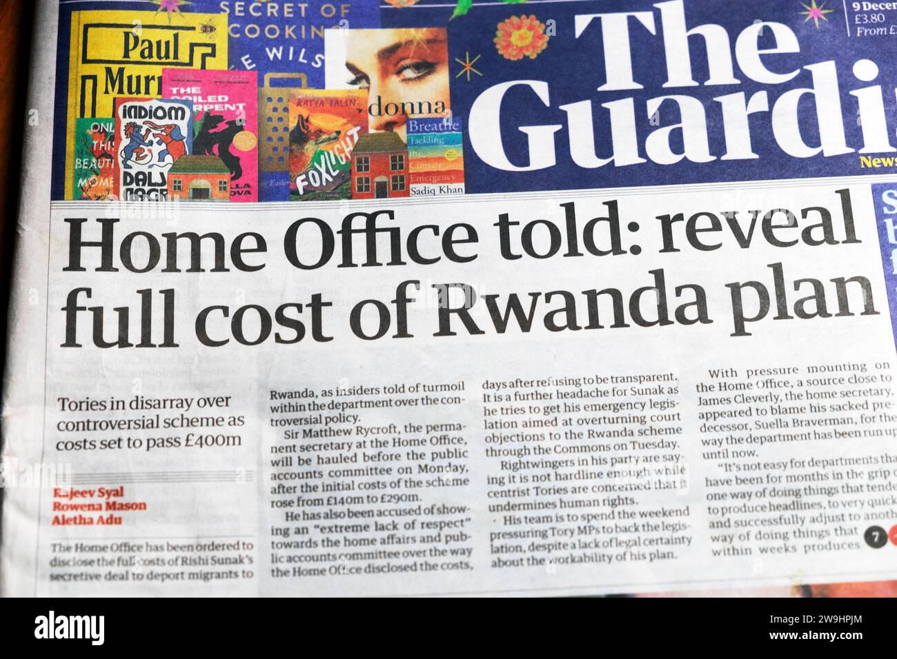 Inglese "Home Office Taid: Reveal full cost of Ruanda plan" Guardian Newspaper headline prima pagina Tory Cost of Asylum policy articolo 9 dicembre 2023 Regno Unito Foto Stock