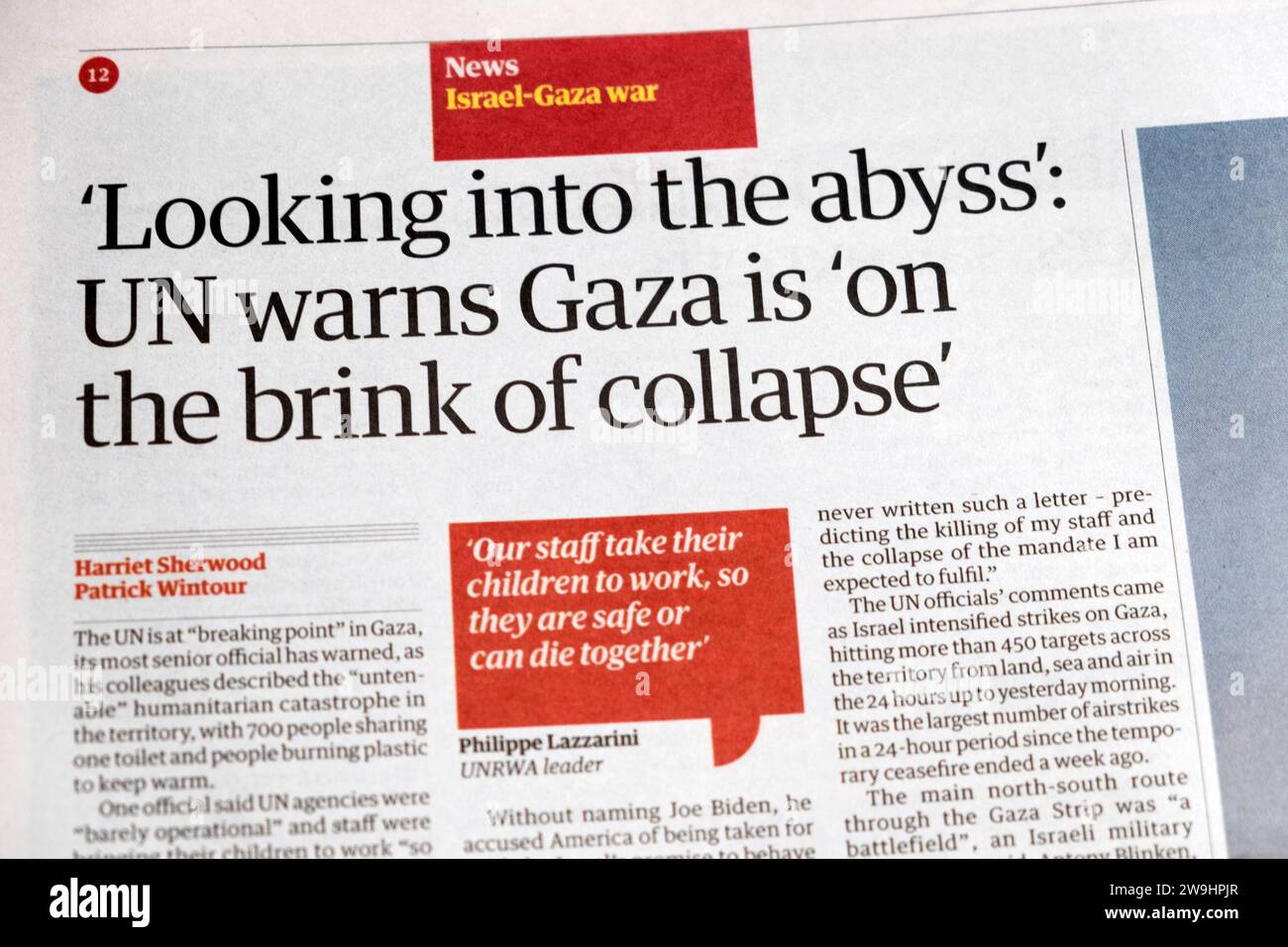 "Guardando nell'abisso". L'ONU avverte che Gaza è "sull'orlo del collasso" titolo del quotidiano Guardian Israel Hamas War articolo 9 dicembre 2023 Londra Regno Unito Foto Stock