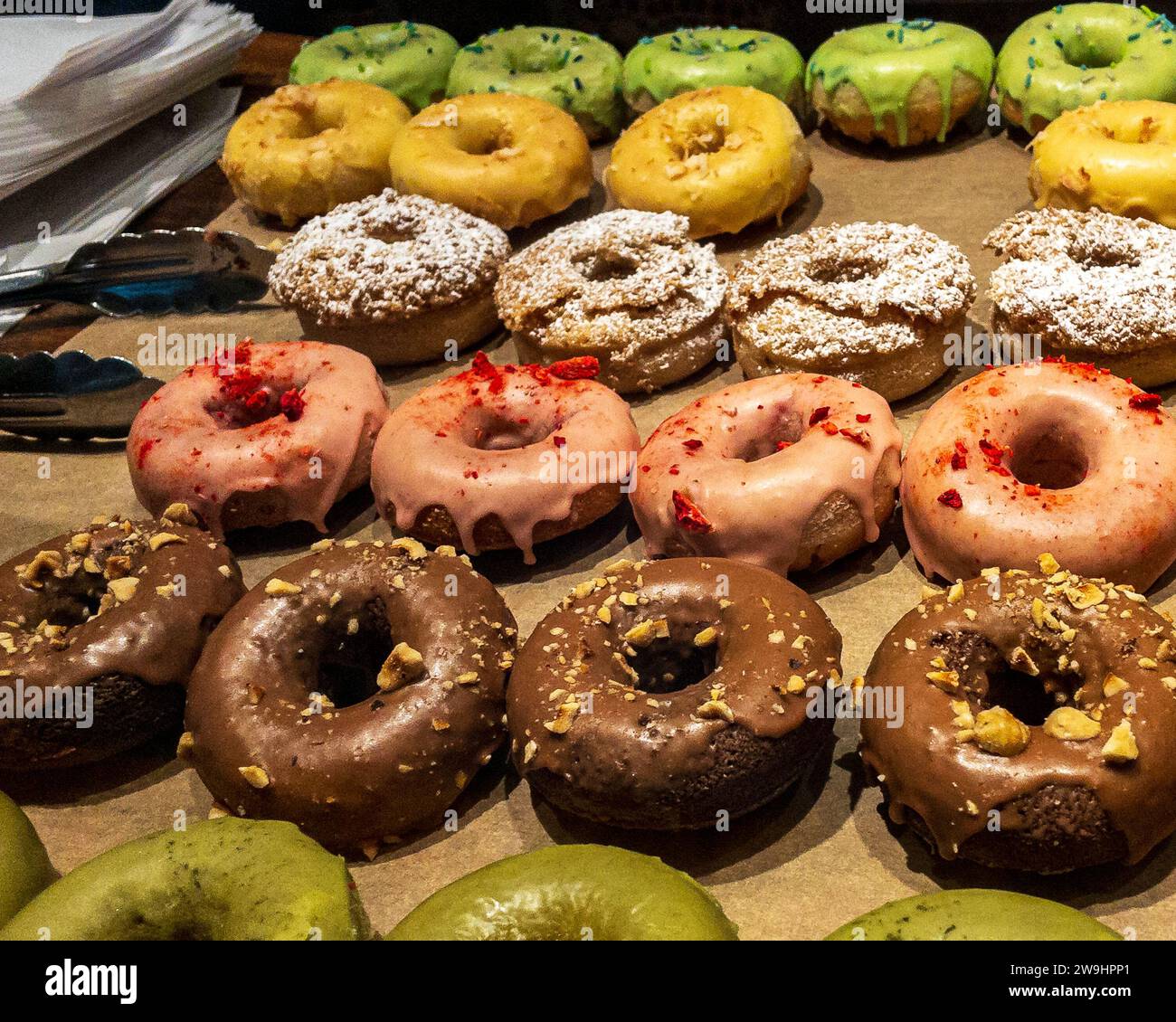 Seattle, WA - USA - 25 settembre 2021: Vista orizzontale delle ciambelle dalla Dahlia Bakery di Tom Douglas, un panificio boutique a Seattle, Washington. Foto Stock