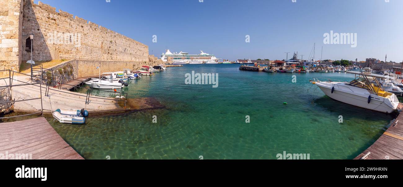 Vista panoramica del vecchio porto di Mandraki con barche da pesca in una giornata di sole. Rhodes. Grecia. Foto Stock