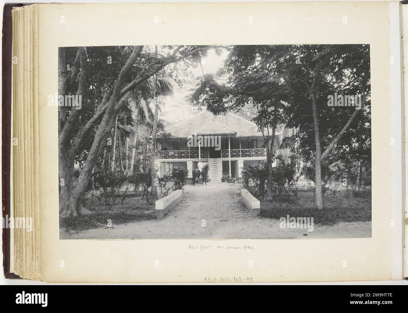 Ritratto di Albert Glaser di fronte alla sua casa, Langkat Sumatra, Carl J. Kleingrotheke, c. 1900 Fotografia mentre supporto fotografico. carta. Cartone Sumatra Foto Stock