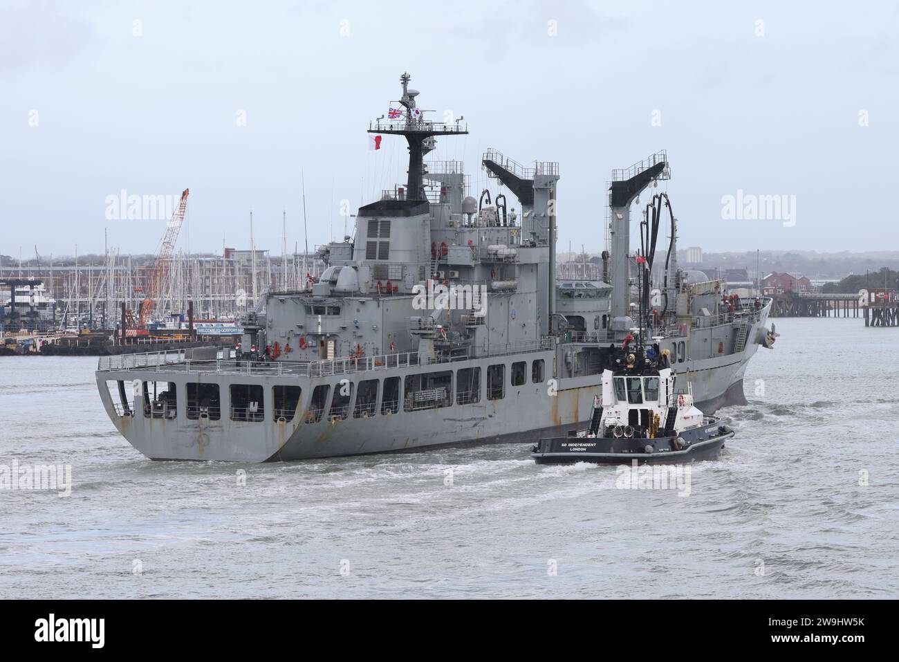 Il rimorchiatore INDIPENDENTE scorta la nave di supporto rapido ROKS HWACHEON della Marina della Repubblica di Corea verso un ormeggio nella base navale Foto Stock