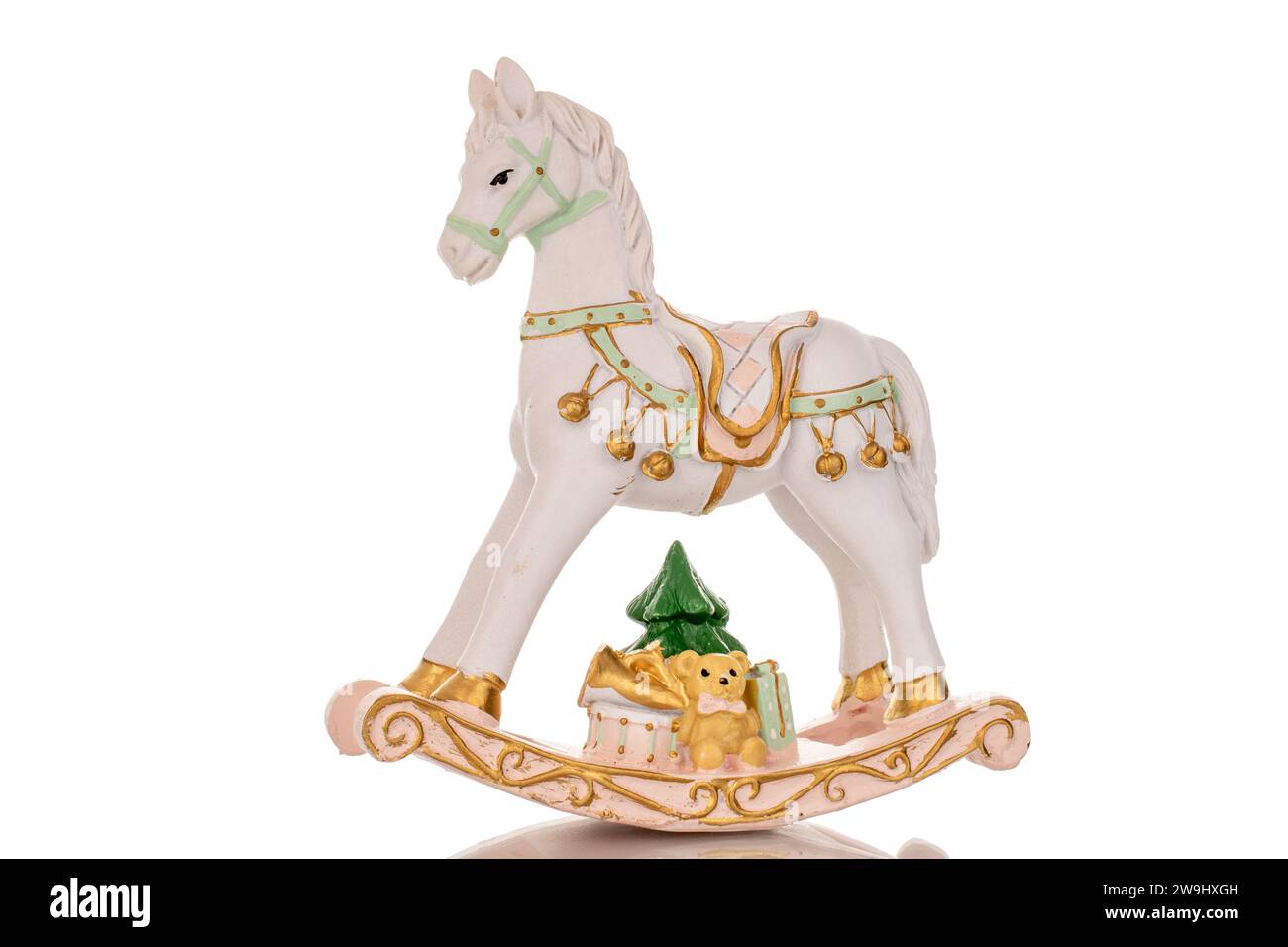 Un cavallo in ceramica giocattolo, macro, isolato su sfondo bianco. Foto Stock