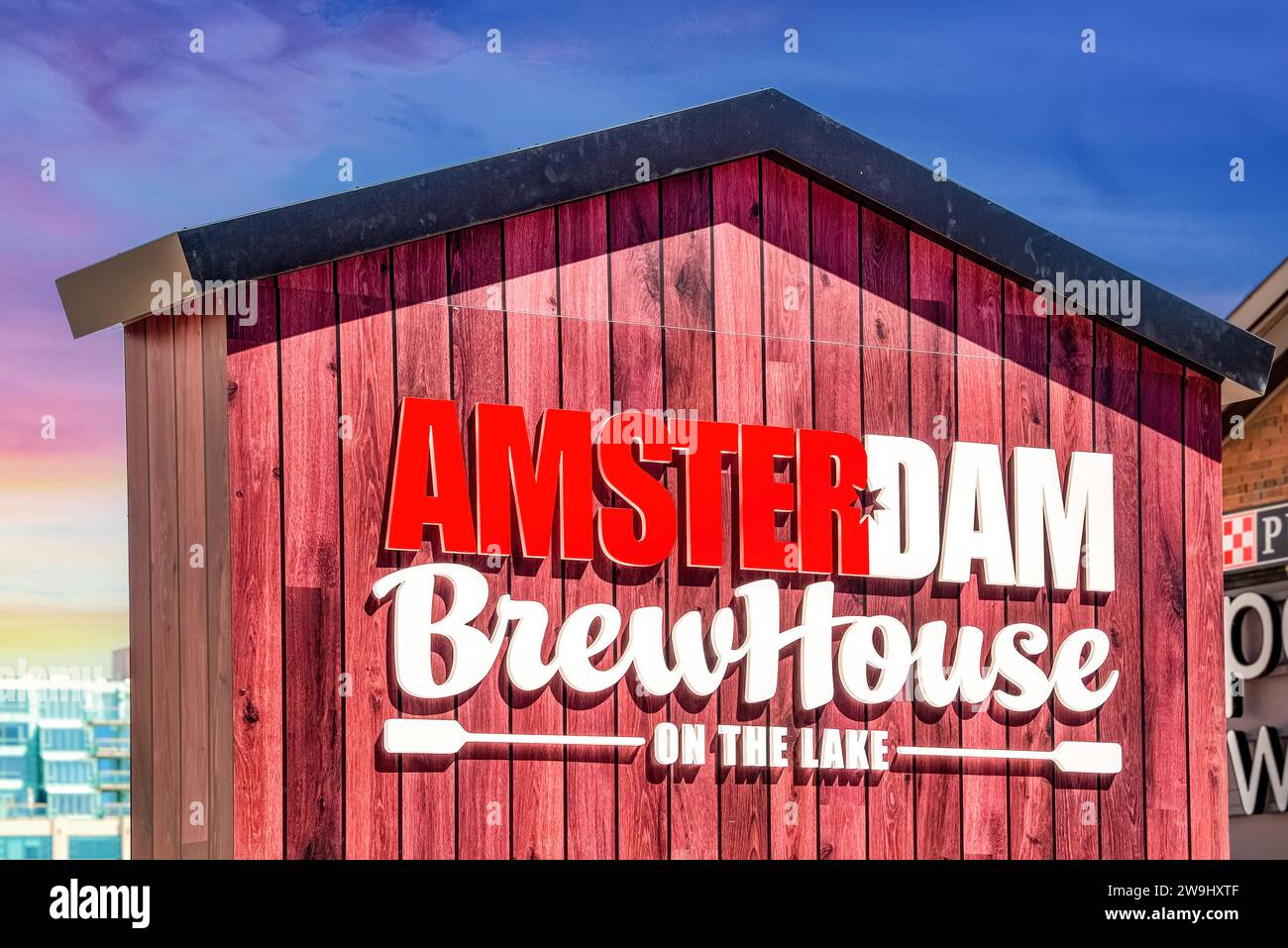Toronto, Ontario, Canada - 6 settembre 2019: Amsterdam Brew House on the Lake, insegna in legno d'epoca. La birreria è famosa per la sua birra e per le sue attività all'aperto Foto Stock