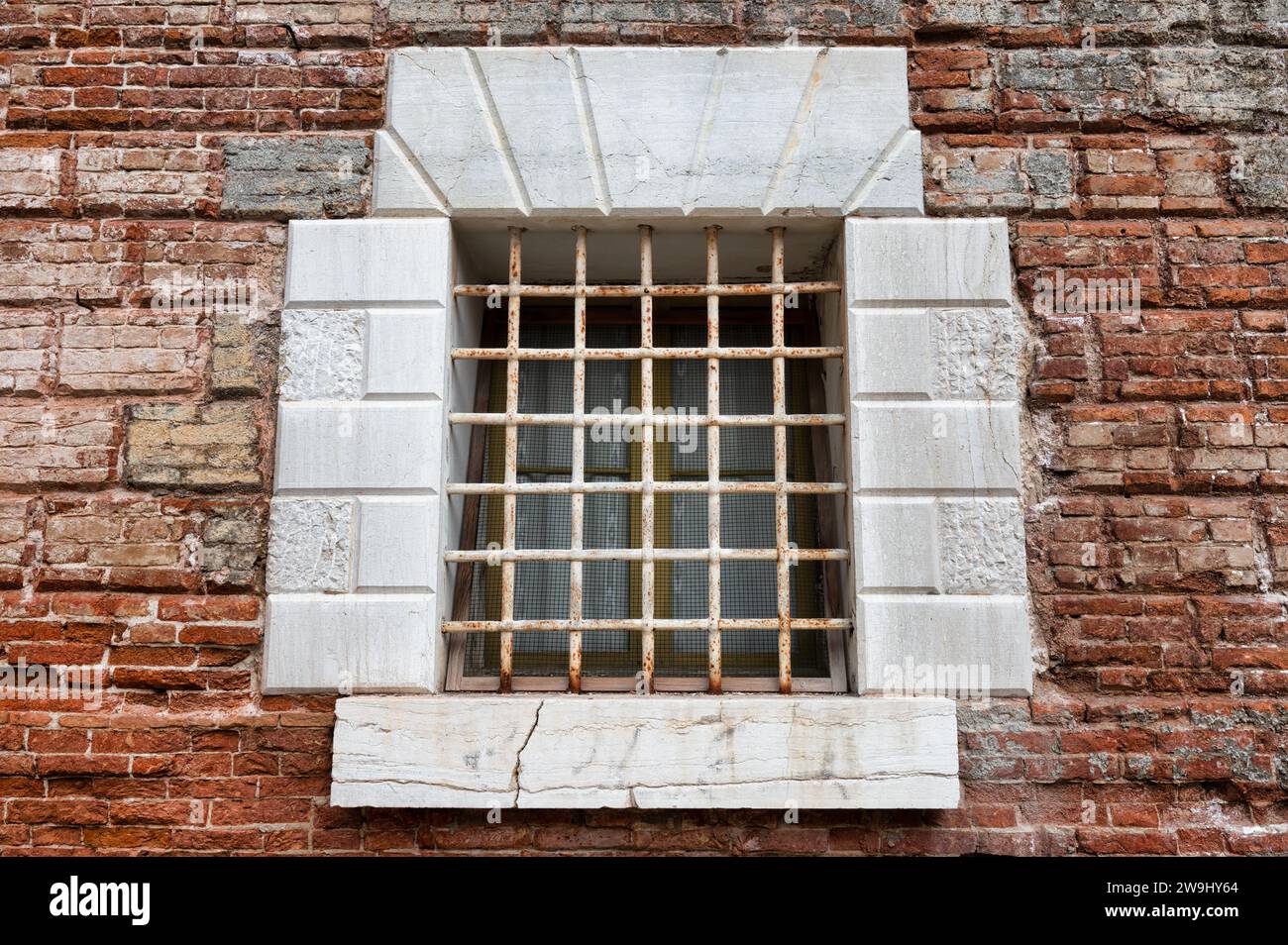 Barre di ferro su una vecchia finestra in pietra a Venezia Foto Stock