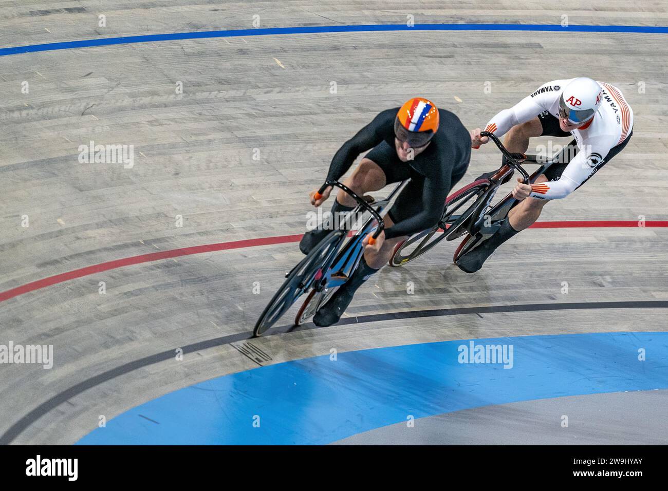 APELDOORN - Jeffrey Hoogland e Daan Kool in azione nella sezione Sprint del campionato olandese di ciclismo su pista a Omnisport. ANP RONALD HOOGENDOORN Foto Stock