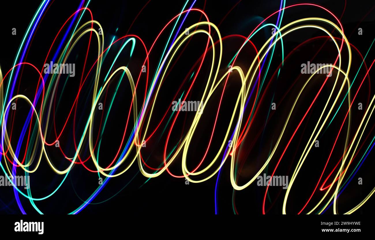 Una fotografia di luci multicolore vibranti in una foto a lunga esposizione. Fotografia di pittura leggera Foto Stock