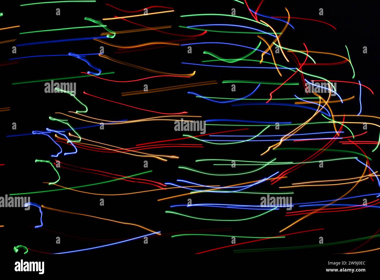 Una fotografia di luci multicolore vibranti in una foto a lunga esposizione. Fotografia di pittura leggera Foto Stock