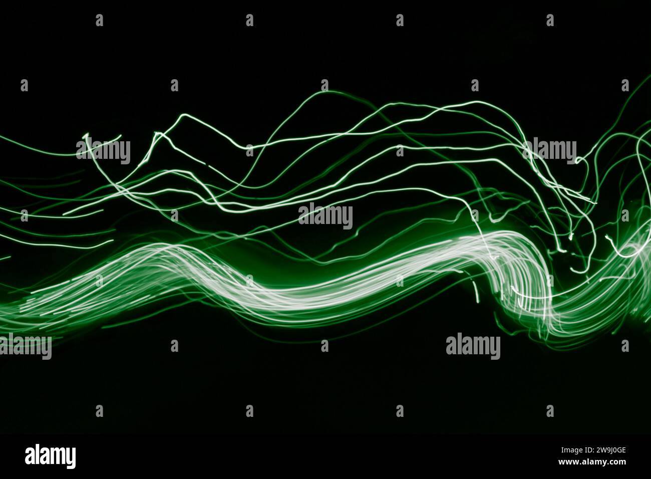 Una fotografia con luci verdi vivaci in una foto a lunga esposizione. Fotografia di pittura leggera Foto Stock