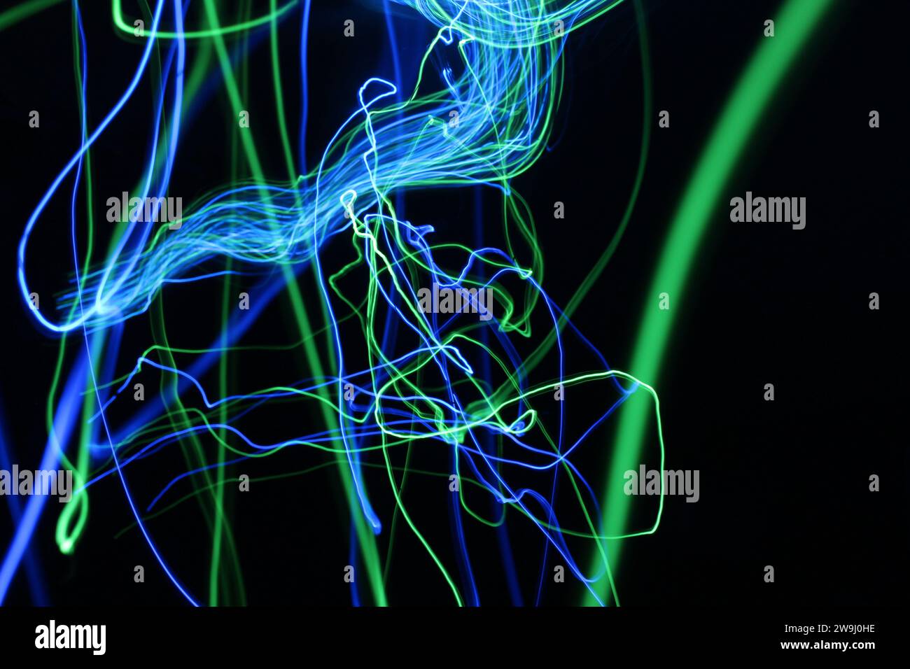 Una fotografia di luci multicolore vibranti in una foto a lunga esposizione. Fotografia di pittura leggera Foto Stock