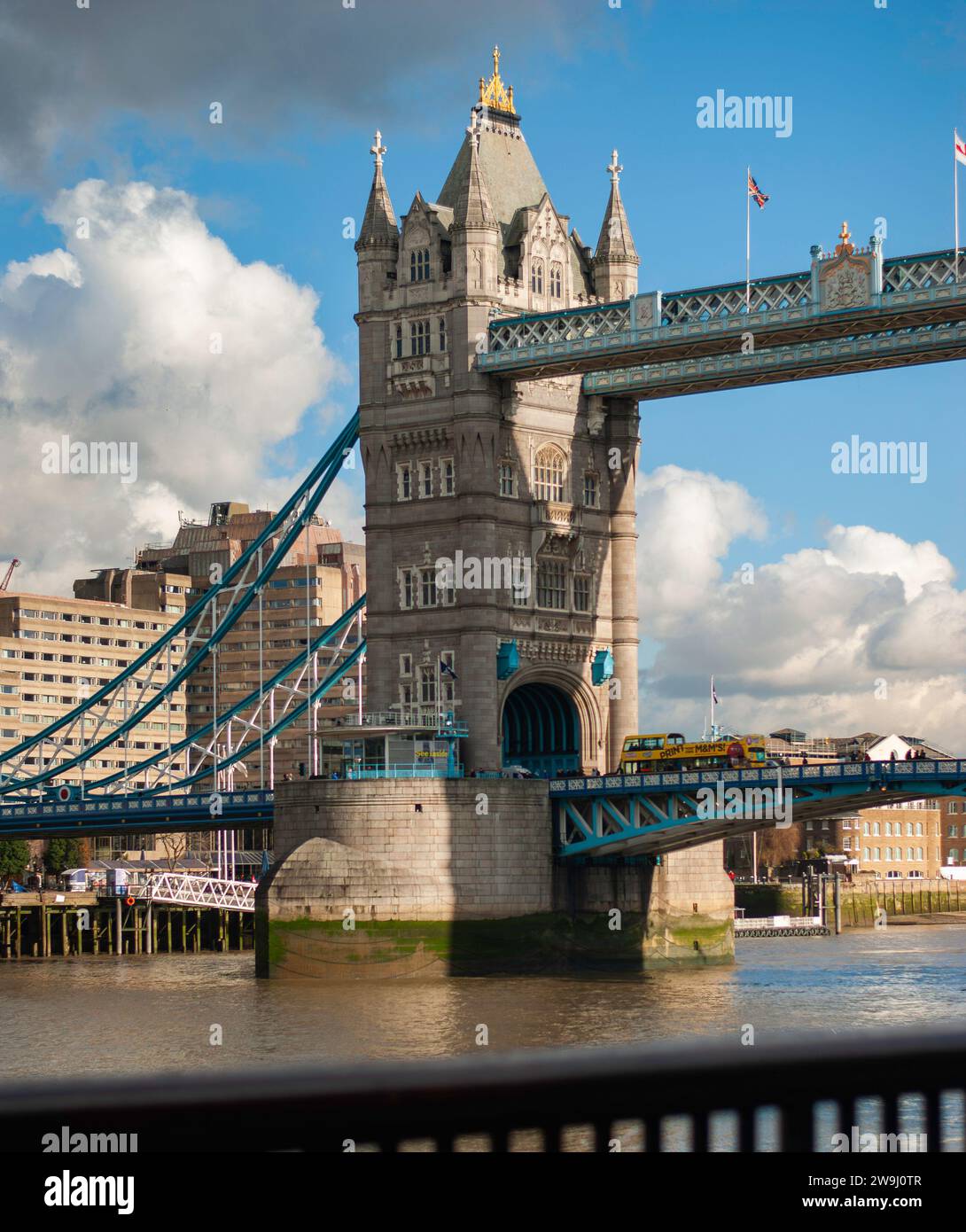 Foto del Tower Bridge a Londra, Regno Unito, in una giornata di sole. Foto Stock