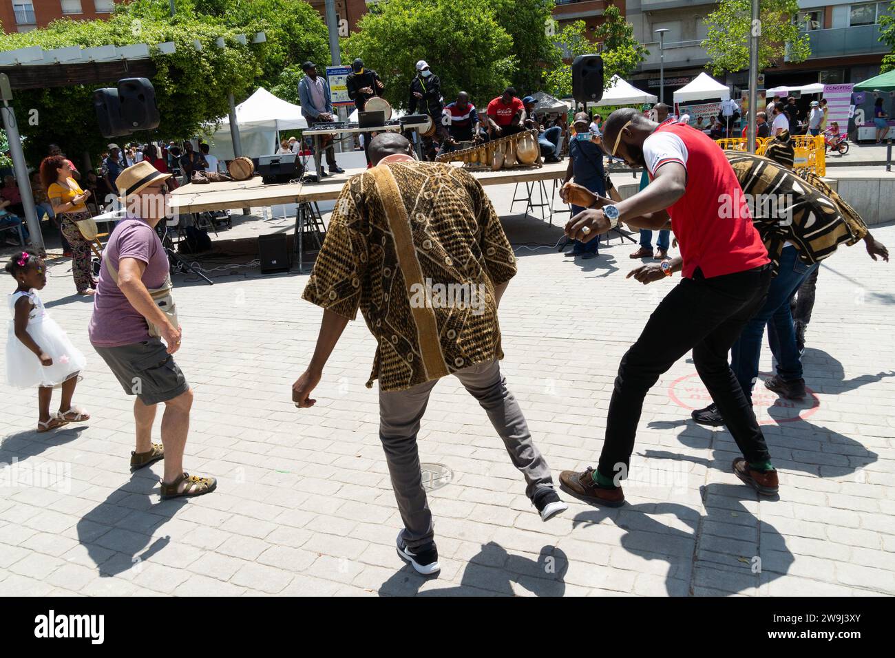 Barcellona, Spagna - 15 maggio 2022: Nell'immagine, un gruppo di uomini neri del Mali. Suonano strumenti tradizionali, ballano e indossano abiti tradizionali, p Foto Stock