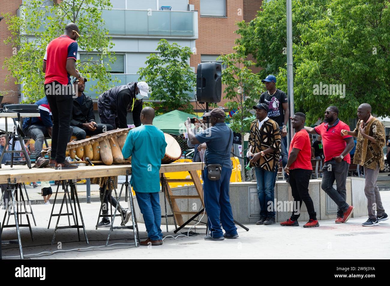 Barcellona, Spagna - 15 maggio 2022: Nell'immagine, un gruppo di uomini neri del Mali. Suonano strumenti tradizionali, ballano e indossano abiti tradizionali, p Foto Stock