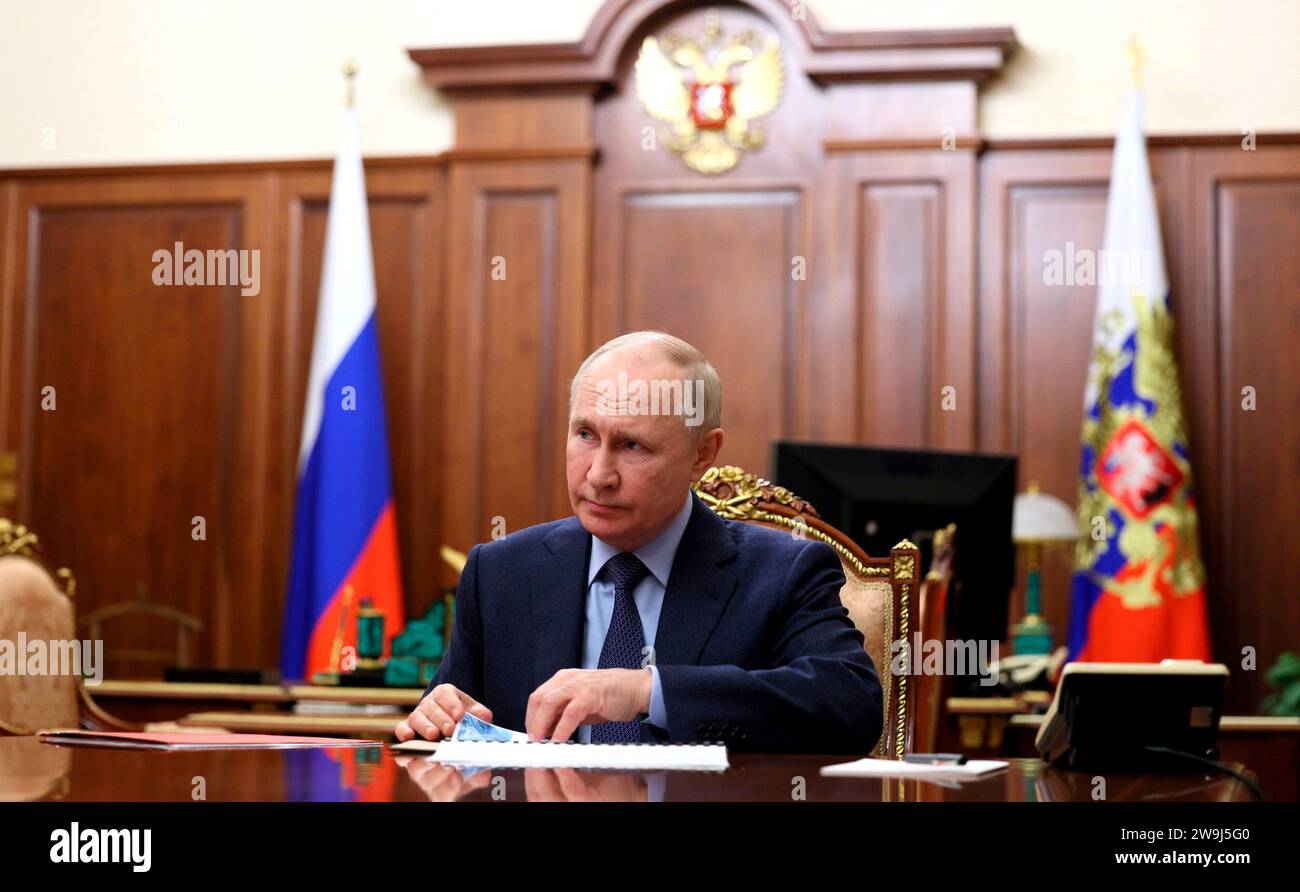 Mosca, Russia. 28 dicembre 2023. Il presidente russo Vladimir Putin ascolta il CEO di Rostec State Corporation Sergei Chemezov durante un incontro faccia a faccia al Cremlino, il 28 dicembre 2023, a Mosca, in Russia. Crediti: Gavriil Grigorov/Cremlino Pool/Alamy Live News Foto Stock