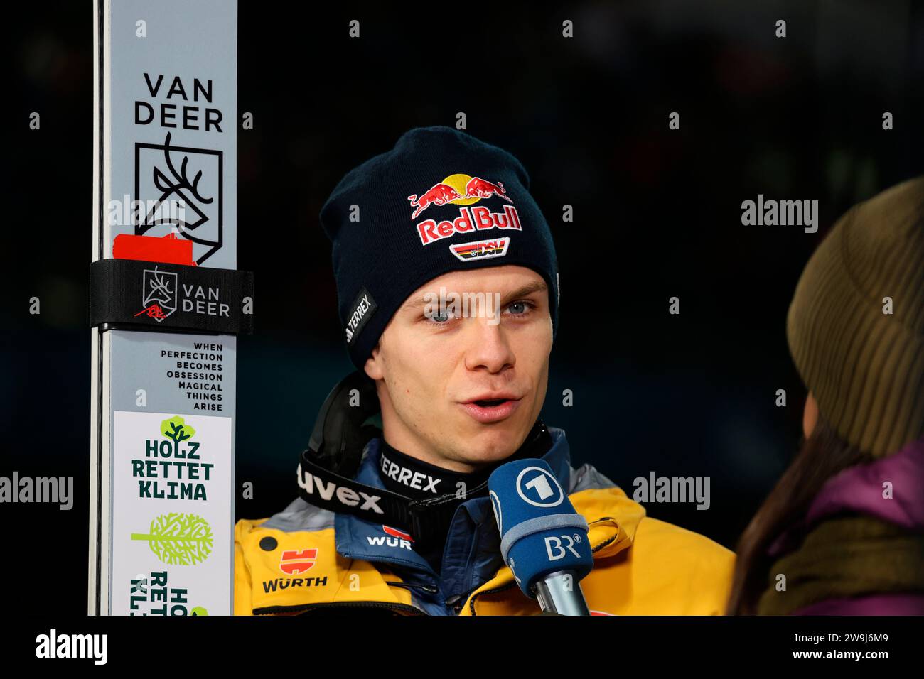 Oberstdorf, Deutschland. 28 dicembre 2023. Andreas Wellinger (SC Ruhpolding) beim intervista nach seinem Sieg in der Qualifikation zum Auftaktspringen der Vierschanzentournee Oberstdorf credito: dpa/Alamy Live News Foto Stock