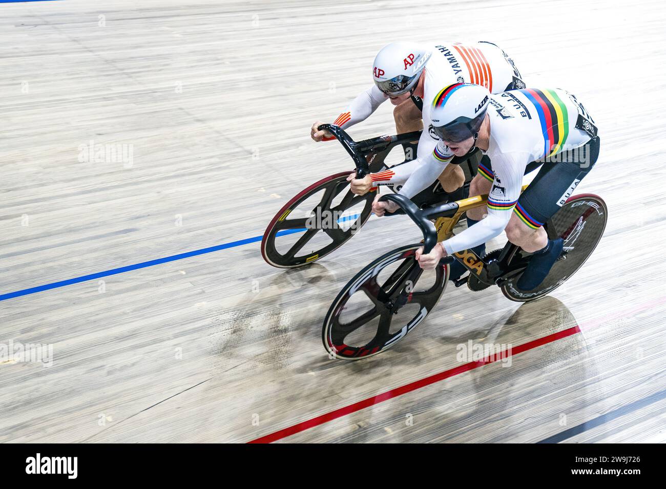 APELDOORN - Jeffrey Hoogland e Harrie Lavreysen in azione nella finale della sezione Sprint del campionato olandese di ciclismo su pista a Omnisport. ANP RONALD HOOGENDOORN Foto Stock