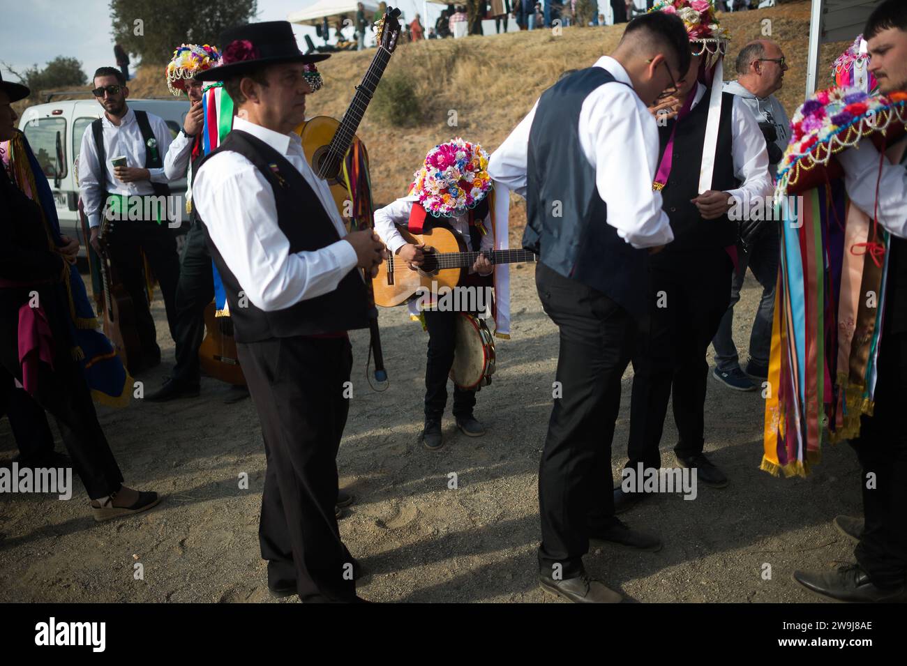 Malaga, Spagna. 28 dicembre 2023. Un ragazzo vestito con costumi tradizionali sintonizza una chitarra mentre partecipa al festival. La 61a edizione del concorso Verdiales Flamenco Dance, un importante festival culturale e musicale, viene celebrata ogni anno nel giorno dei santi dei folli. Musicisti provenienti da diversi gruppi musicali conosciuti come "panda" competono in un concorso che comprende il canto e la danza in uno stile flamenco chiamato "Verdiales". I musicisti usano strumenti e costumi tradizionali andaluso. (Immagine di credito: © Jesus Merida/SOPA Images via ZUMA Press Wire) SOLO USO EDITORIALE! Non per Commercial USAG Foto Stock