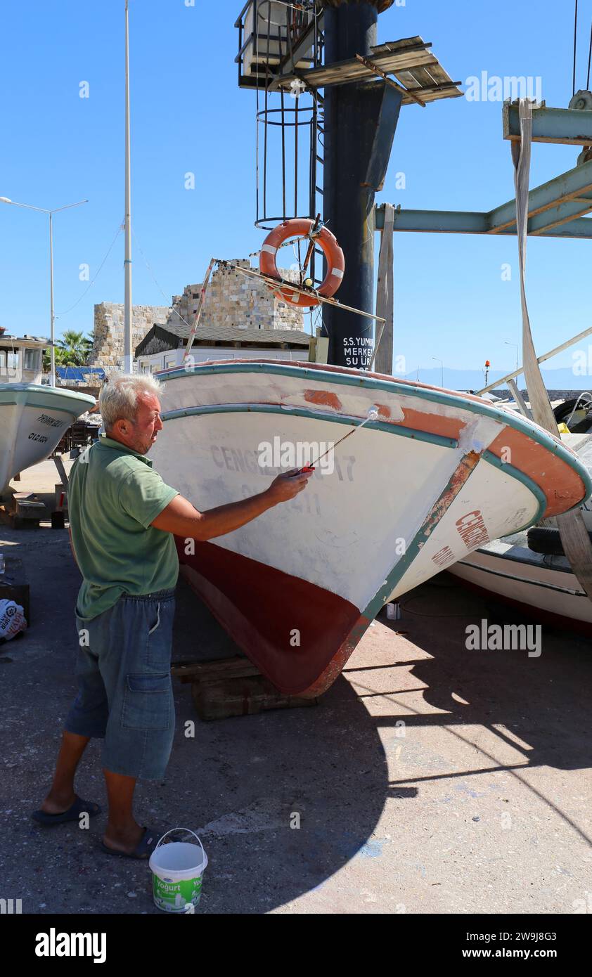 YUMURTALIK, ADANA, TURCHIA - SETTEMBRE 25: Dipinto dell'uomo non identificato vecchio peschereccio presso il porto. Settembre 25,2022 a Yumurtalik, Adana, Turchia Foto Stock