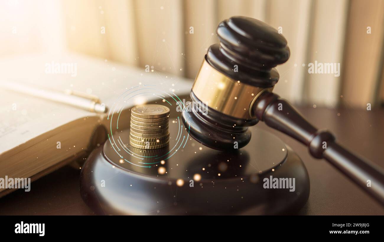 Malleto di un giudice che decide sul concetto di corruzione finanziaria e frode fiscale. Attenzione selettiva sulle monete. Concetto digitale di giudice Gavel Foto Stock