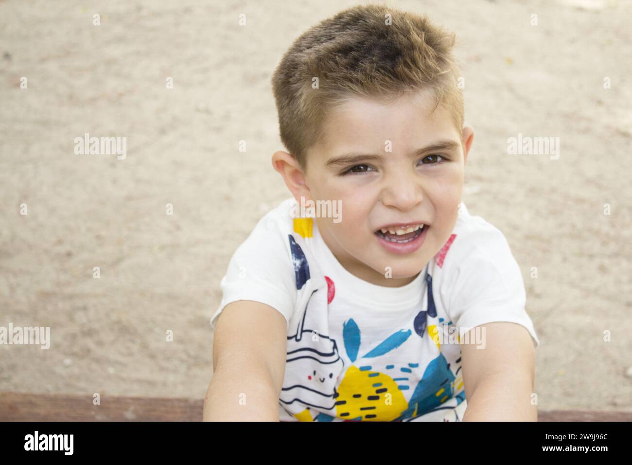 Ritratto del ragazzo di quattro anni gestante. Una persona Foto Stock