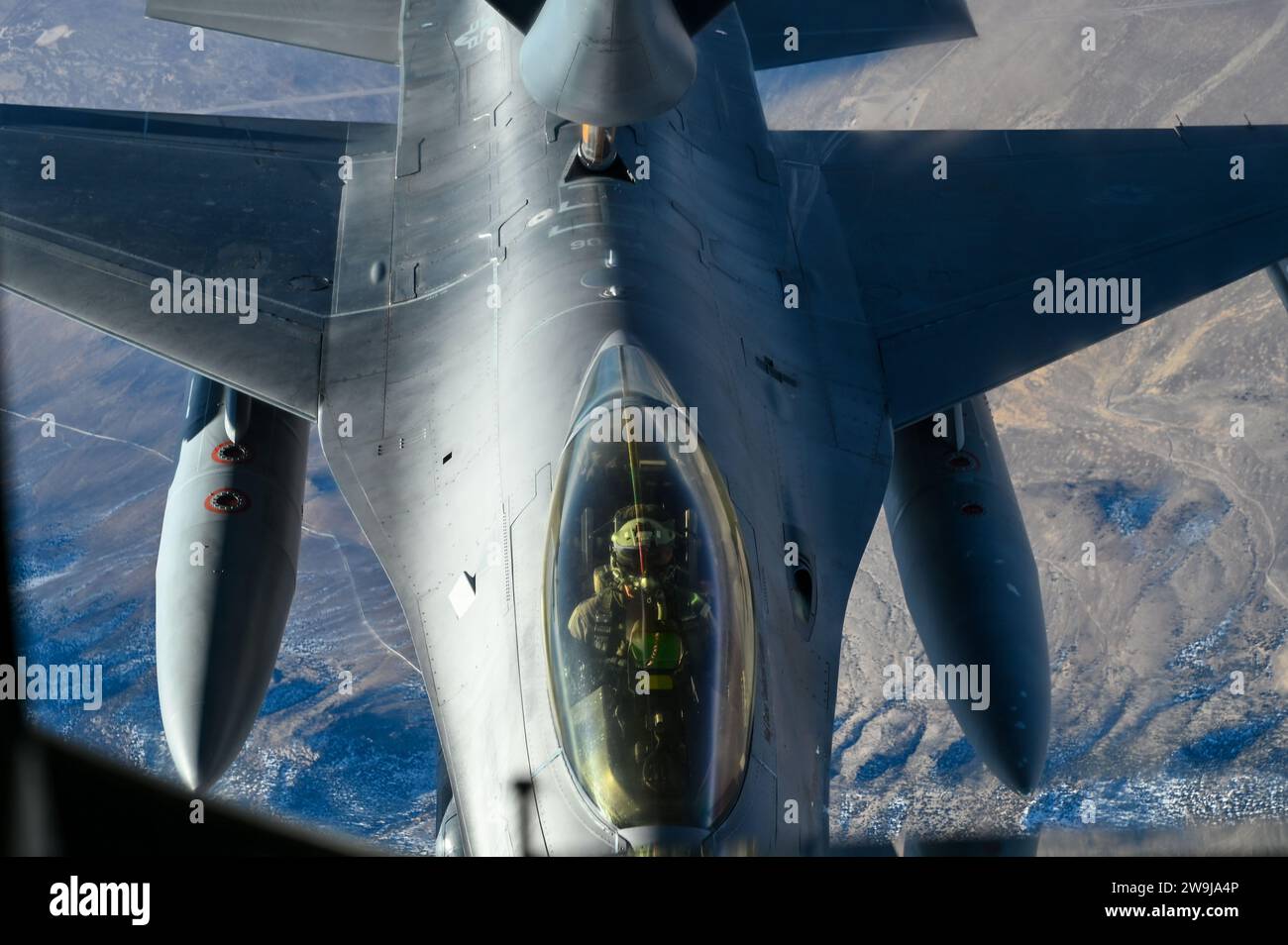 Nellis Air Force base, Stati Uniti. 11 dicembre 2023. Un F-16 Fighting Falcon della United States Air Force rifornisce il volo di un KC-135 Stratotanker dell'USAF durante il corso di integrazione delle armi sul Nevada test and Training Range, 11 dicembre 2023 sopra Nellis Air Force base, Nevada. Credito: SRA haiden Morris/U.S. Air Force/Alamy Live News Foto Stock