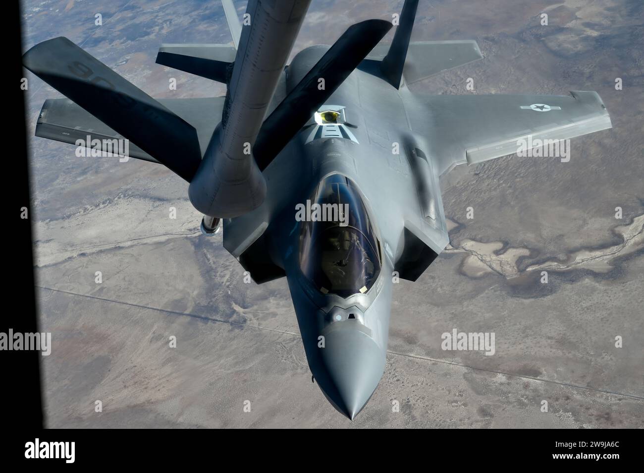 Nellis Air Force base, Stati Uniti. 11 dicembre 2023. Un F-35A Lightning II Stealth Fighter Aircraft della United States Air Force si avvicina per il rifornimento in volo da parte di un KC-135 Stratotanker dell'USAF durante il corso di integrazione delle armi sul Nevada test and Training Range, 11 dicembre 2023 sopra Nellis Air Force base, Nevada. Credito: SRA haiden Morris/U.S. Air Force/Alamy Live News Foto Stock