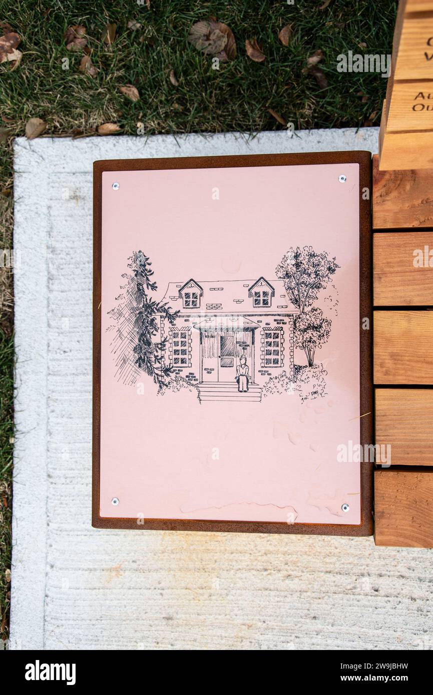 Disegno di una casa storica sulla panchina di legno al Bellevue Park a Pincourt, Quebec, Canada Foto Stock