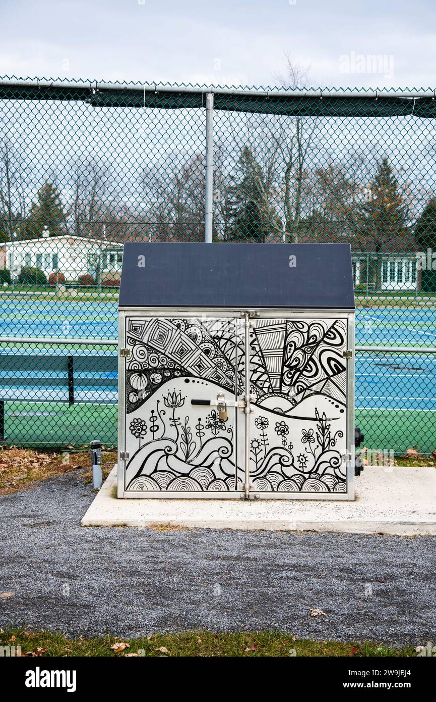 Murale paesaggistico su una scatola elettrica nei campi da tennis del Bellevue Park a Pincourt, Quebec, Canada Foto Stock