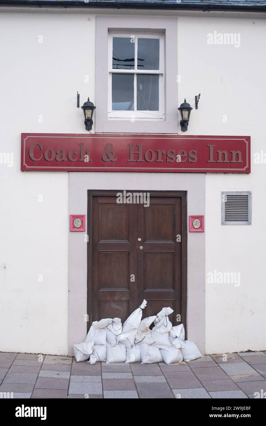 Sacchi di sabbia accatastati alla porta d'ingresso del Coach and Horses Inn, Whitesands, Dumfries, Scozia, in preparazione all'allagamento dal fiume Nith. Foto Stock